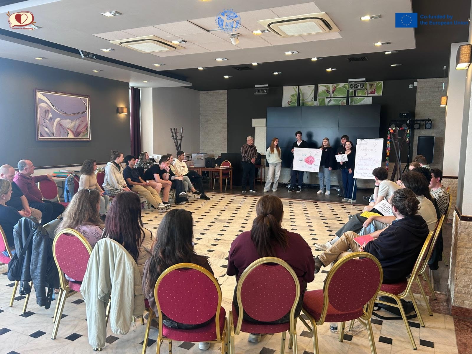 Tineri la un atelier de educație media