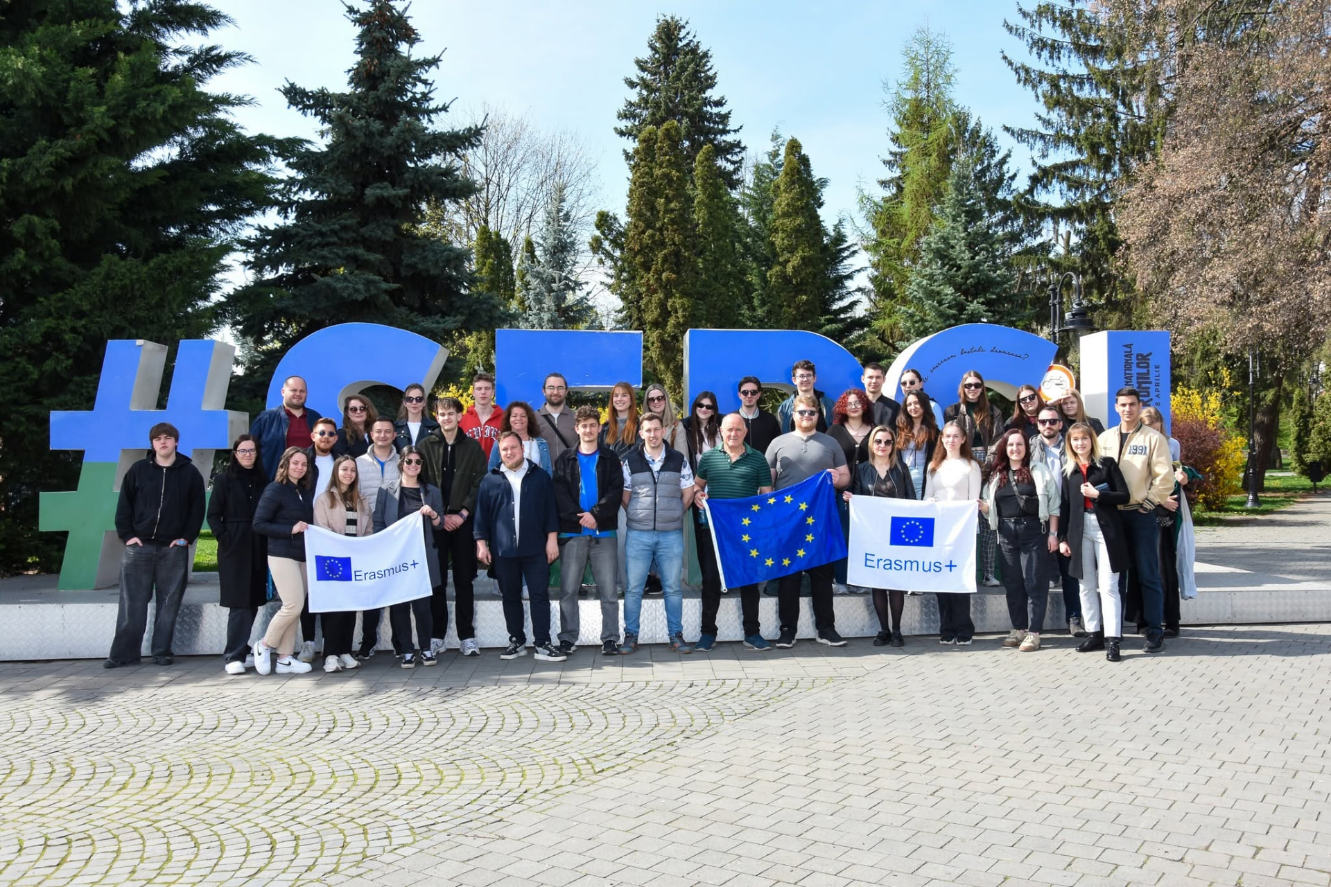 Voluntari Youth Media într-o discuție de echipă